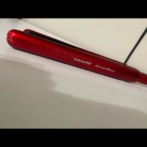 Babyliss flat iron.